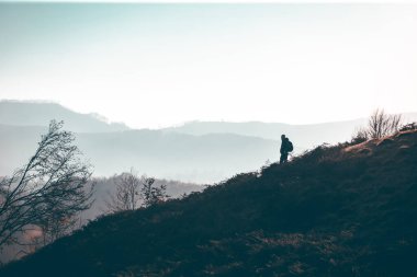 Sonbahar dağlarında tek başına gezen bir gezgin. Aktif, sağlıklı yaşam tarzı, macera, seyahat tatilleri.