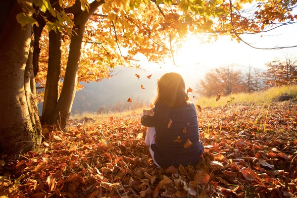 Günbatımında Sihirli Sonbahar Manzarasında Küçük Bir Kız Eğleniyor Sonbahar Konseptinde — Stok fotoğraf