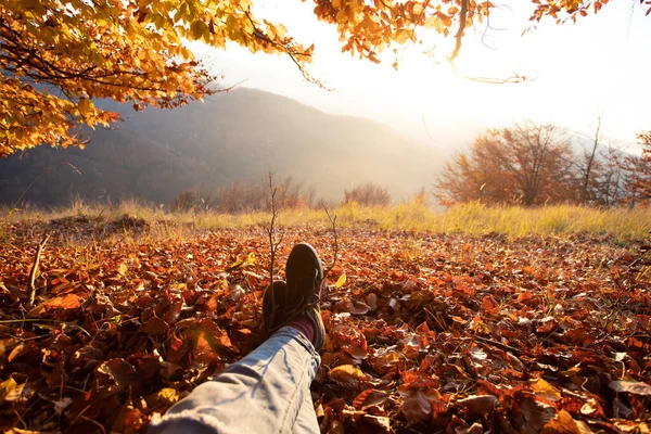 Legs Traveler Sitting Autumn Forest Active Healthy Lifestyle Adventure Journey — Stock Photo, Image