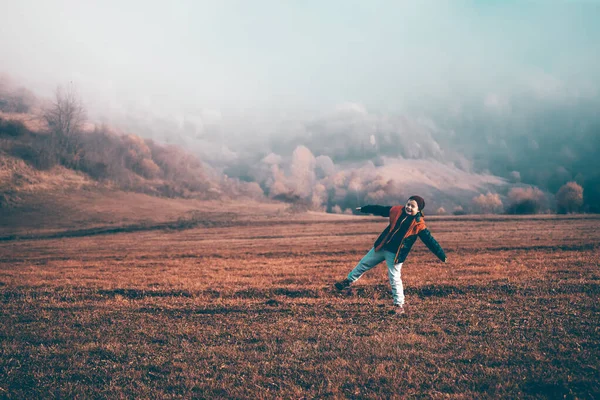 小女孩在户外享受秋天 — 图库照片