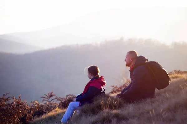 Padre Hija Disfrutando Del Sol Vista Hermoso Bosque Otoño Atardecer —  Fotos de Stock