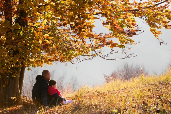 Apa Lánya Élvezi Nap Kilátás Gyönyörű Őszi Erdőben Naplementében Boldog — Stock Fotó