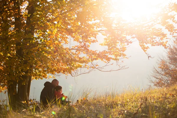 Father Daughter Enjoying Sun View Beautiful Autumn Forest Sunset Happy — Stock Photo, Image