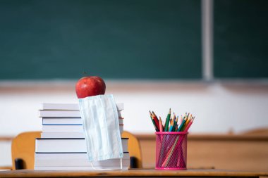 Coronavirüs salgınından sonra okula döndüm. Okul gereçleri, tıbbi maskeler, karatahta altyapısı. Öğrenme kavramı, sosyal mesafeyi koruma..