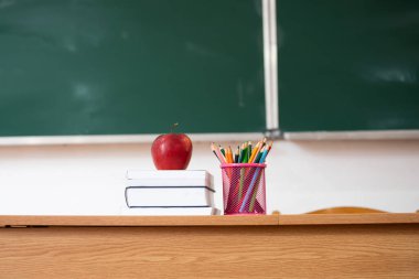 Okul Konseptine geri dönelim. Kara tahtaya karşı aksesuarlar ve kitaplar.