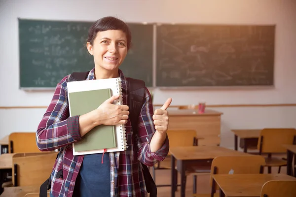 Lächelnde Schülerin Mit Schulrucksack Und Schulheft Klassenzimmer — Stockfoto