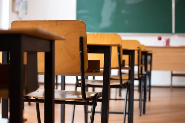 Okul Konseptine Geri Dönelim Sandalyeleri Masaları Tahtası Olan Boş Bir — Stok fotoğraf