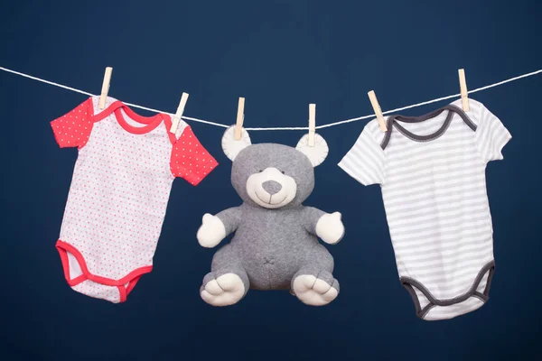 Clothesline Üzerinde Asılı Bebek Giysileri — Stok fotoğraf