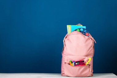 Geri okul kavramı. Okul malzemeleri ile sırt çantası.