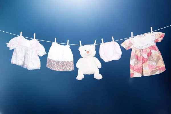 Clothesline Üzerinde Asılı Bebek Giysileri — Stok fotoğraf