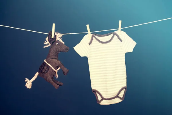 Μωρό Ρούχα Που Κρέμονται Στη Σκοινί Για Άπλωμα — Φωτογραφία Αρχείου