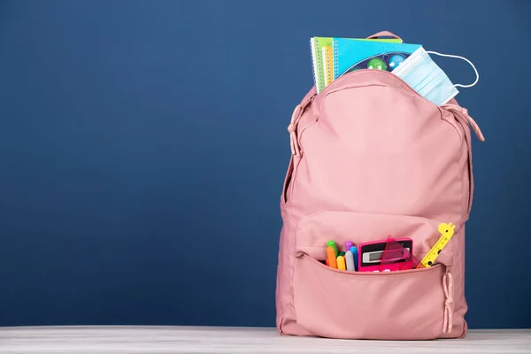 Rucksack Mit Schulmaterial Und Medizinischer Maske Covid Prävention Während Des — Stockfoto