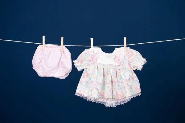 Dětské Oblečení Prádelní Šňůru — Stock fotografie