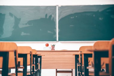 Okul Konseptine geri dönelim. Sandalyeleri, masaları ve tahtası olan boş bir sınıf.