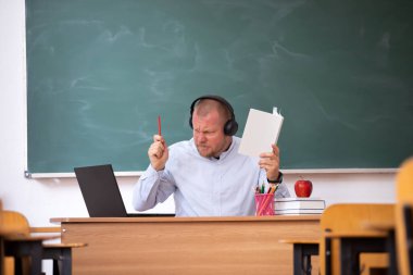 Okul Konseptine geri dönelim. Matematik öğretmeni bilgisayarla ilgili sanal öğretmenlik dersi veriyor.