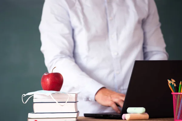 Zurück Zum Schulkonzept Mathelehrer Der Schule Geben Virtuellen Fernunterricht Laptop — Stockfoto