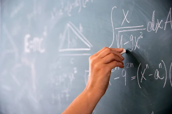 Tiro Perto Uma Mão Segurando Giz Escrevendo Equações Matemáticas Quadro — Fotografia de Stock