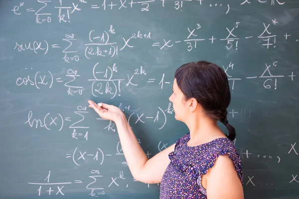 Professor Aluno Que Explora Quadro Negro Durante Aula Matemática Sala — Fotografia de Stock