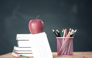 Coronavirüs salgınından sonra okula döndüm. Okul gereçleri, tıbbi maskeler, karatahta altyapısı. Öğrenme kavramı, sosyal mesafeyi koruma..