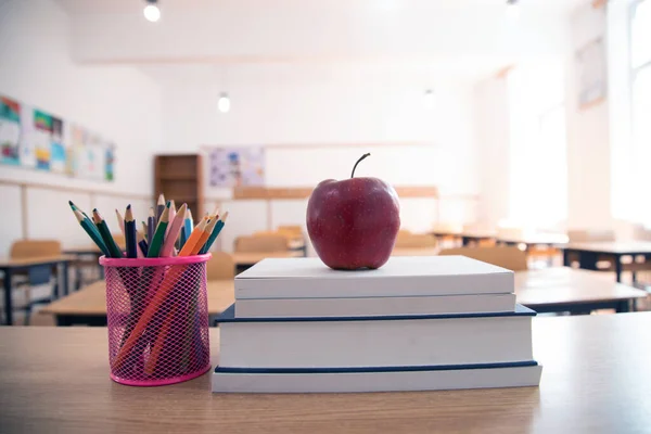 Zurück Zum Schulkonzept Accessoires Und Bücher Verschwommenes Klassenzimmer Hintergrund — Stockfoto