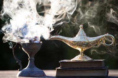 Müslümanlar için Ramazan Kareem tebrik kartı. İçinde Aladdin 'in dilek ve Kuran lambasının bulunduğu kutsal ay.