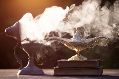 Müslümanlar için Ramazan Kareem tebrik kartı. İçinde Aladdin 'in dilek ve Kuran lambasının bulunduğu kutsal ay.