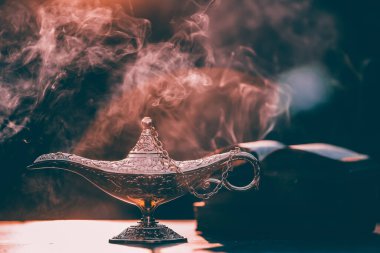 Aladdin 'in hikayesinden çıkan sihirli lamba duman içinde. Dilek, şans ve sihir kavramı