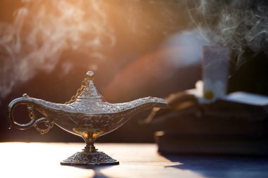 Müslümanlar için Ramazan Kareem tebrik kartı. İçinde Aladdin 'in dilek ve Kuran lambasının bulunduğu kutsal ay.