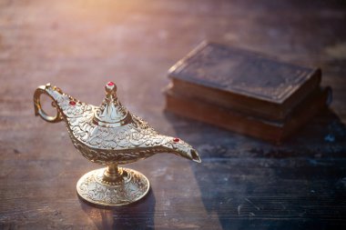 Müslümanlar için Ramazan Kareem tebrik kartı. İçinde Aladdin 'in dilek ve Kuran lambasının bulunduğu kutsal ay.