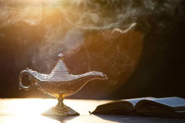 Müslümanlar için Ramazan Kareem tebrik kartı. İçinde Aladdin 'in dilek ve Kuran lambasının bulunduğu kutsal ay.