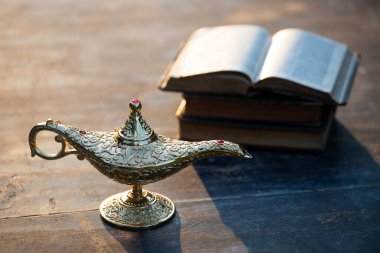 Müslümanlar için Ramazan Kareem tebrik kartı. İçinde Aladdin 'in dilek ve Kuran lambasının bulunduğu kutsal ay.