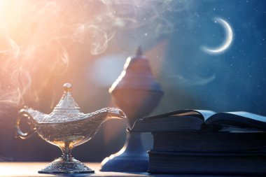 Müslümanlar için Ramazan Kareem tebrik kartı. İçinde Aladdin 'in dilek ve Kuran lambasının bulunduğu kutsal ay.