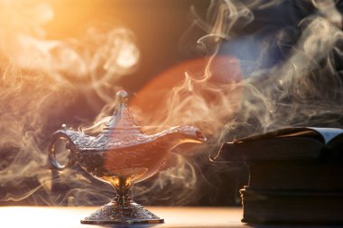 Müslümanlar için Ramazan Kareem tebrik kartı. İçinde Aladdin 'in dilek ve Kuran lambasının bulunduğu kutsal ay.