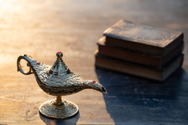 Müslümanlar için Ramazan Kareem tebrik kartı. İçinde Aladdin 'in dilek ve Kuran lambasının bulunduğu kutsal ay.