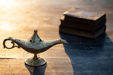Aladdin 'in hikayesinden çıkan sihirli lamba duman içinde. Dilek, şans ve sihir kavramı