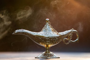 Dilek, şans ve sihir için duman konseptinde Alaaddin 'in hikayesinden sihirli lamba