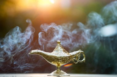 Aladdin 'in hikayesinden çıkan sihirli lamba duman içinde. Dilek, şans ve sihir kavramı