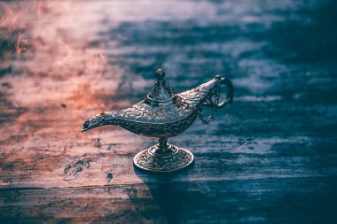 Dilek, şans ve sihir için duman konseptinde Alaaddin 'in hikayesinden sihirli lamba