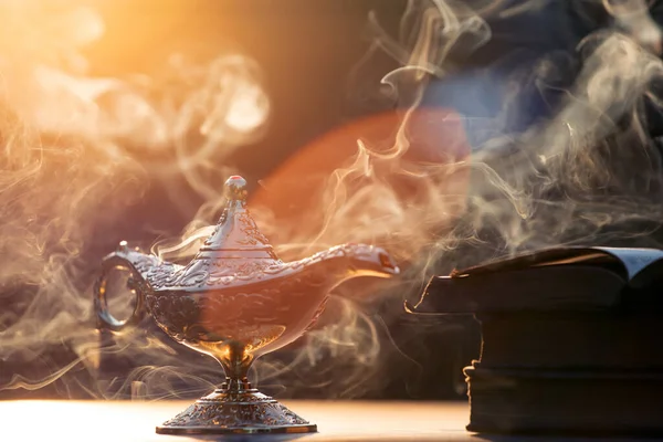 Müslümanlar için Ramazan Kareem tebrik kartı. İçinde Aladdin 'in dilek ve Kuran lambasının bulunduğu kutsal ay.