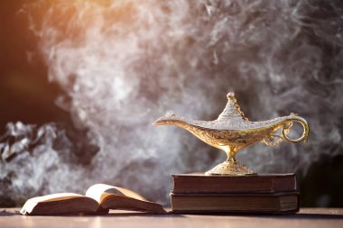 Müslümanlar için Ramazan Kareem tebrik kartı. İçinde Aladdin 'in dilek ve Kuran lambasının bulunduğu kutsal ay.