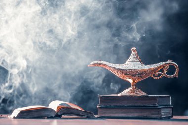 Müslümanlar için Ramazan Kareem tebrik kartı. İçinde Aladdin 'in dilek ve Kuran lambasının bulunduğu kutsal ay.