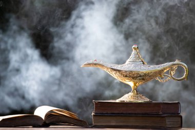 Müslümanlar için Ramazan Kareem tebrik kartı. İçinde Aladdin 'in dilek ve Kuran lambasının bulunduğu kutsal ay.