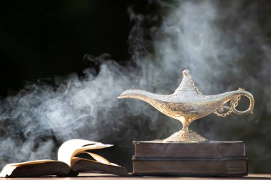 Müslümanlar için Ramazan Kareem tebrik kartı. İçinde Aladdin 'in dilek ve Kuran lambasının bulunduğu kutsal ay.