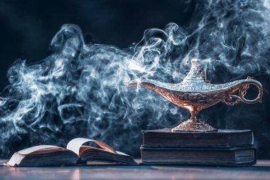 Aladdin 'in hikayesinden çıkan sihirli lamba duman içinde. Dilek, şans ve sihir kavramı