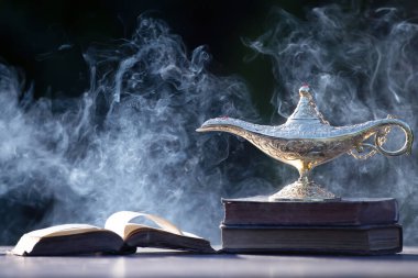 Müslümanlar için Ramazan Kareem tebrik kartı. İçinde Aladdin 'in dilek ve Kuran lambasının bulunduğu kutsal ay.