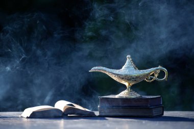 Müslümanlar için Ramazan Kareem tebrik kartı. İçinde Aladdin 'in dilek ve Kuran lambasının bulunduğu kutsal ay.