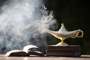 Müslümanlar için Ramazan Kareem tebrik kartı. İçinde Aladdin 'in dilek ve Kuran lambasının bulunduğu kutsal ay.