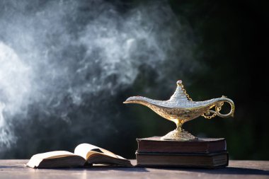 Müslümanlar için Ramazan Kareem tebrik kartı. İçinde Aladdin 'in dilek ve Kuran lambasının bulunduğu kutsal ay.