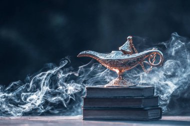 Müslümanlar için Ramazan Kareem tebrik kartı. İçinde Aladdin 'in dilek ve Kuran lambasının bulunduğu kutsal ay.