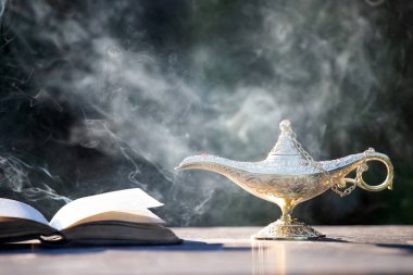 Müslümanlar için Ramazan Kareem tebrik kartı. İçinde Aladdin 'in dilek ve Kuran lambasının bulunduğu kutsal ay.